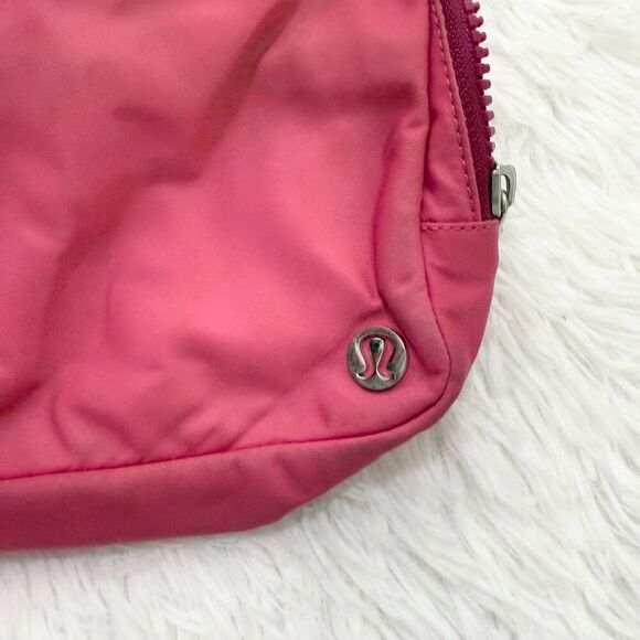 Unisex Lululemon Everywhere Belt Bag 2L in Red Marlot One Size - Picture 4 of 8